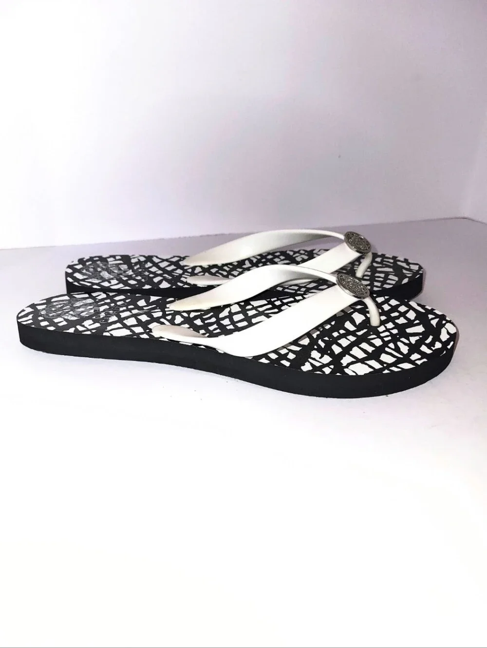 NWOT Vince Camuto Black & White Abstract Flip Flop Thong Sandal Large 8.5-9